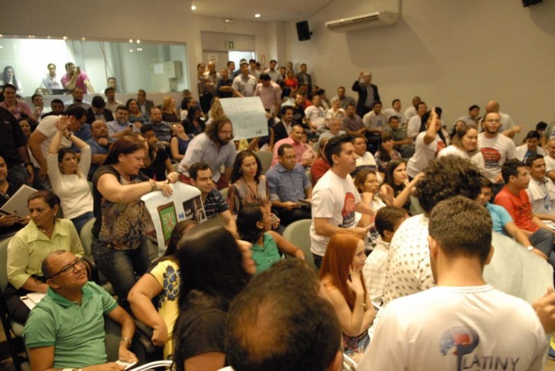 Professores e estudantes protestaram contra a Lei da Mordaça, de autoria de Platiny Soares (Foto: Rubilar Santos/ALE).