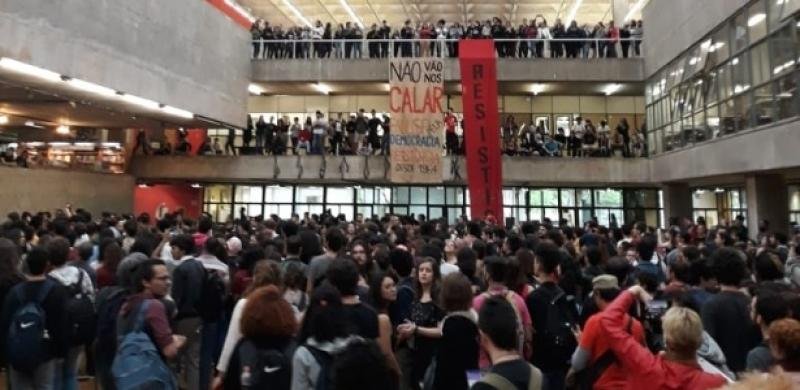 estudantes-da-usp-realizam-manifestacao-apos-grupo-pro-bolsonaro-organizar-ato-na-universidade-1540847524981_615x300.jpg